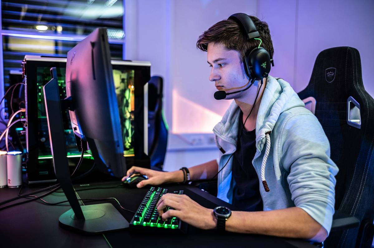 gamer adjusting motion control gaming sensitivity settings on PC dashboard