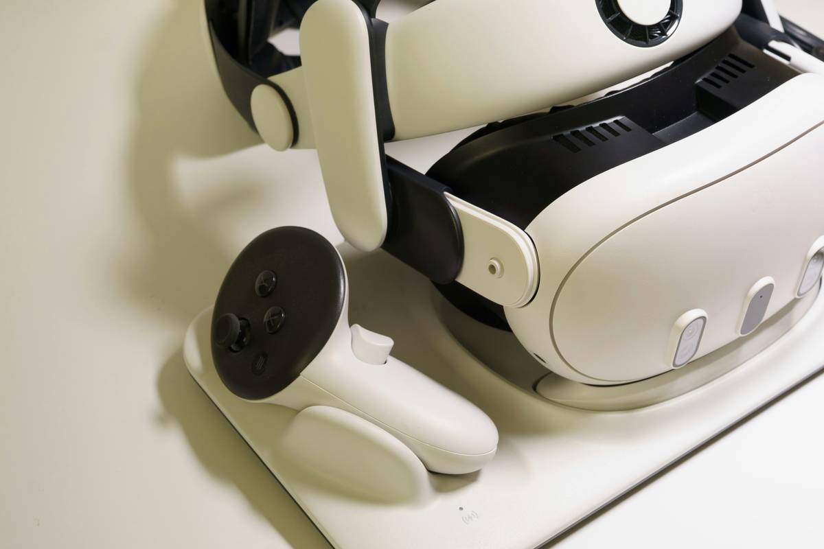 Close-up of gamer hand executing fine motion gesture to demonstrate how to control motion accurately